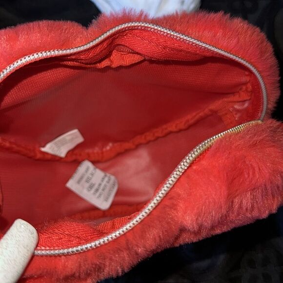 Fuzzy heart Crossbody make up bag - Picture 5 of 5